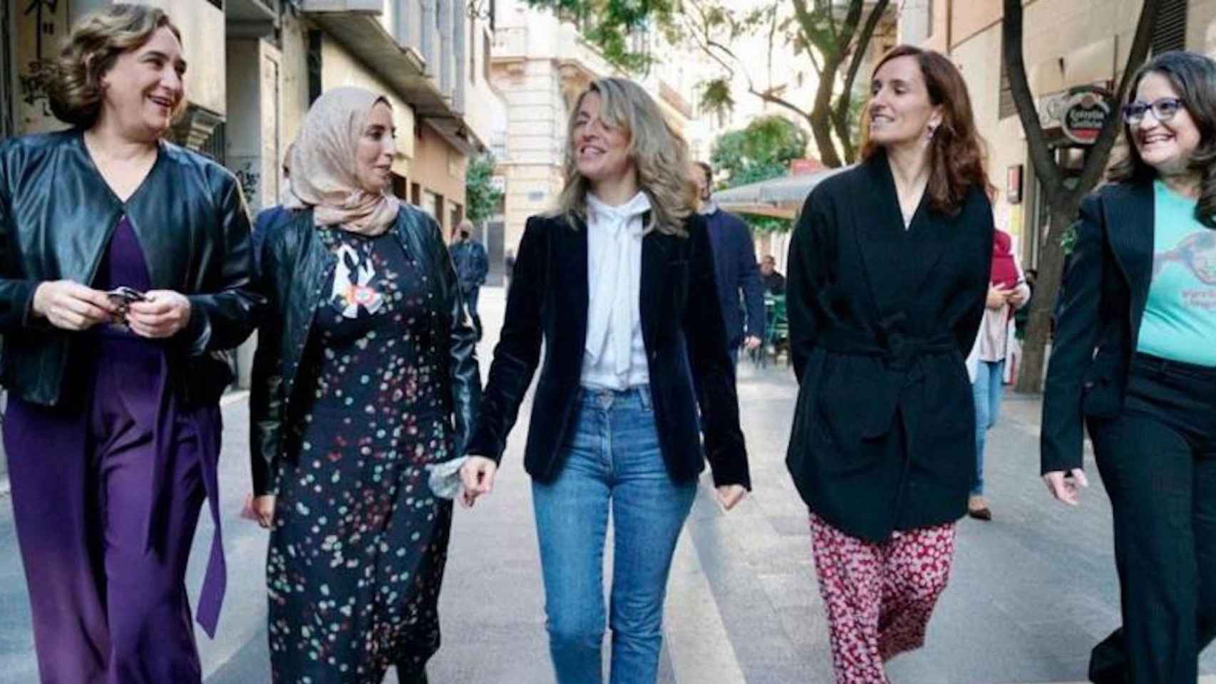 La vicepresidenta segunda del Gobierno, Yolanda Díaz (c), con Ada Colau (i), alcaldesa de Barcelona / Cedida