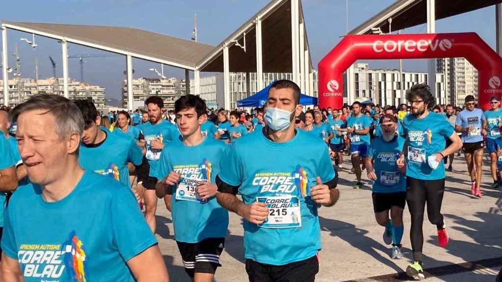 Centenares de alumnos y profesores han participado este domingo en la carrera Correblau / @FranCOLOME