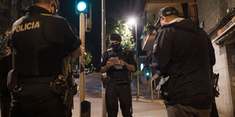 Policías de la Omega de la Guardia Urbana de Badalona durante un patrullaje nocturno / PABLO MIRANZO