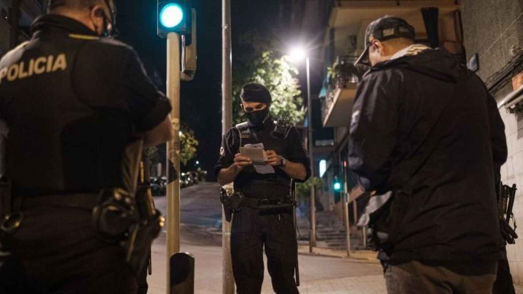 Policías de la Omega de la Guardia Urbana de Badalona durante un patrullaje nocturno