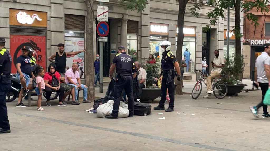 Agentes de la Guardia Urbana en un dispositivo contra la reincidencia en el Raval / METRÓPOLI