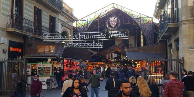 Entrada al mercado de la Boqueria, en la Rambla / METRÓPOLI - JORDI SUBIRANA