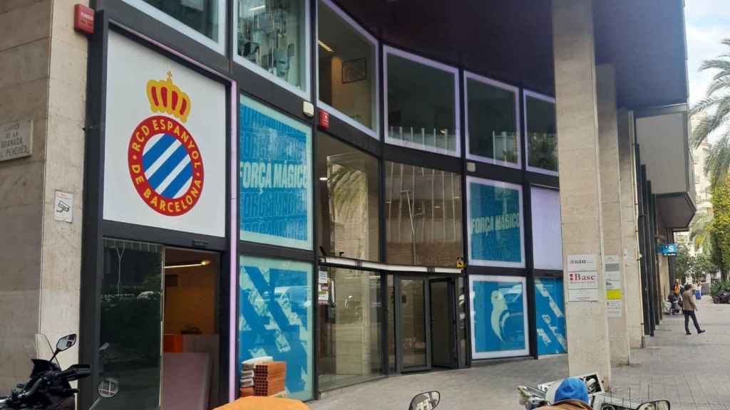 El escudo de Espanyol ya luce en la antigua sede de Ciudadanos, en Balmes / CEDIDA