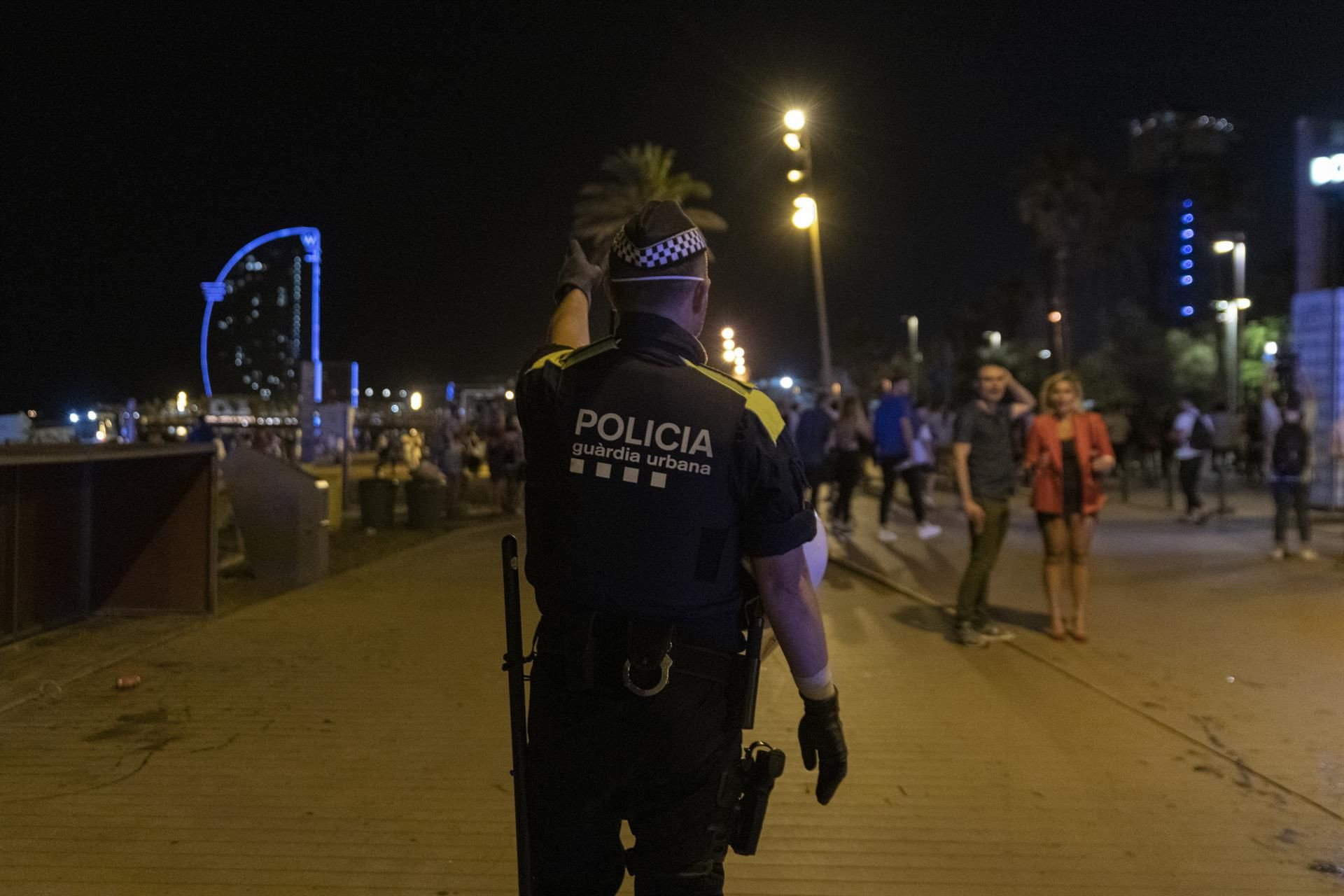 Un agente de la Guardia Urbana en la playa de la Barceloneta / EUROPA PRESS