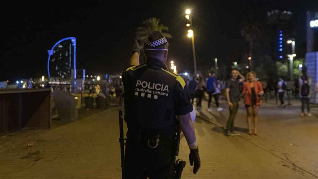 Un agente de la Guardia Urbana en la playa de la Barceloneta, donde se ha cometido la brutal agresión / EUROPA PRESS