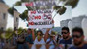 Una mujer sostiene una pancarta contra las vacunas en una manifestación negacionista en Madrid / EUROPA PRESS