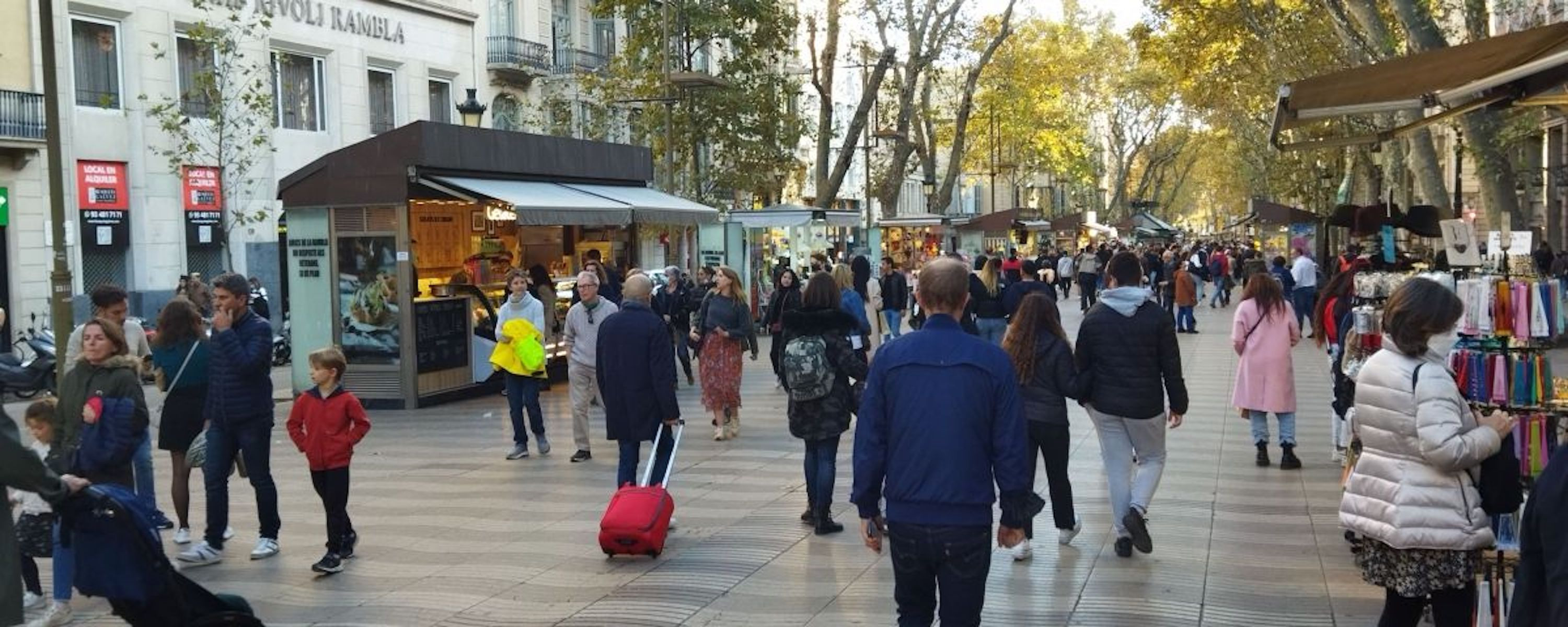 Paseantes en la Rambla, este viernes / METRÓPOLI - JORDI SUBIRANA