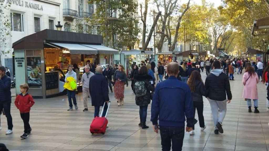 Paseantes en la Rambla, este viernes