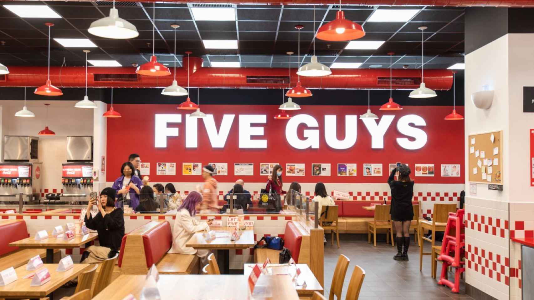 Interior de un local de la hamburguesería estadounidense Five Guys