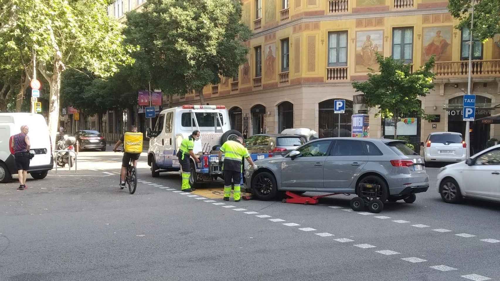 Una grúa municipal se lleva un coche en el Eixample / METRÓPOLI