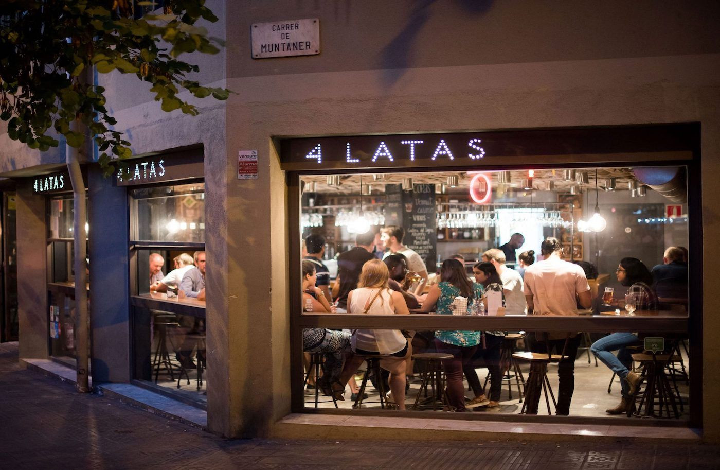 Fachada del restaurante 4 Latas de la calle de Muntaner / 4 LATAS