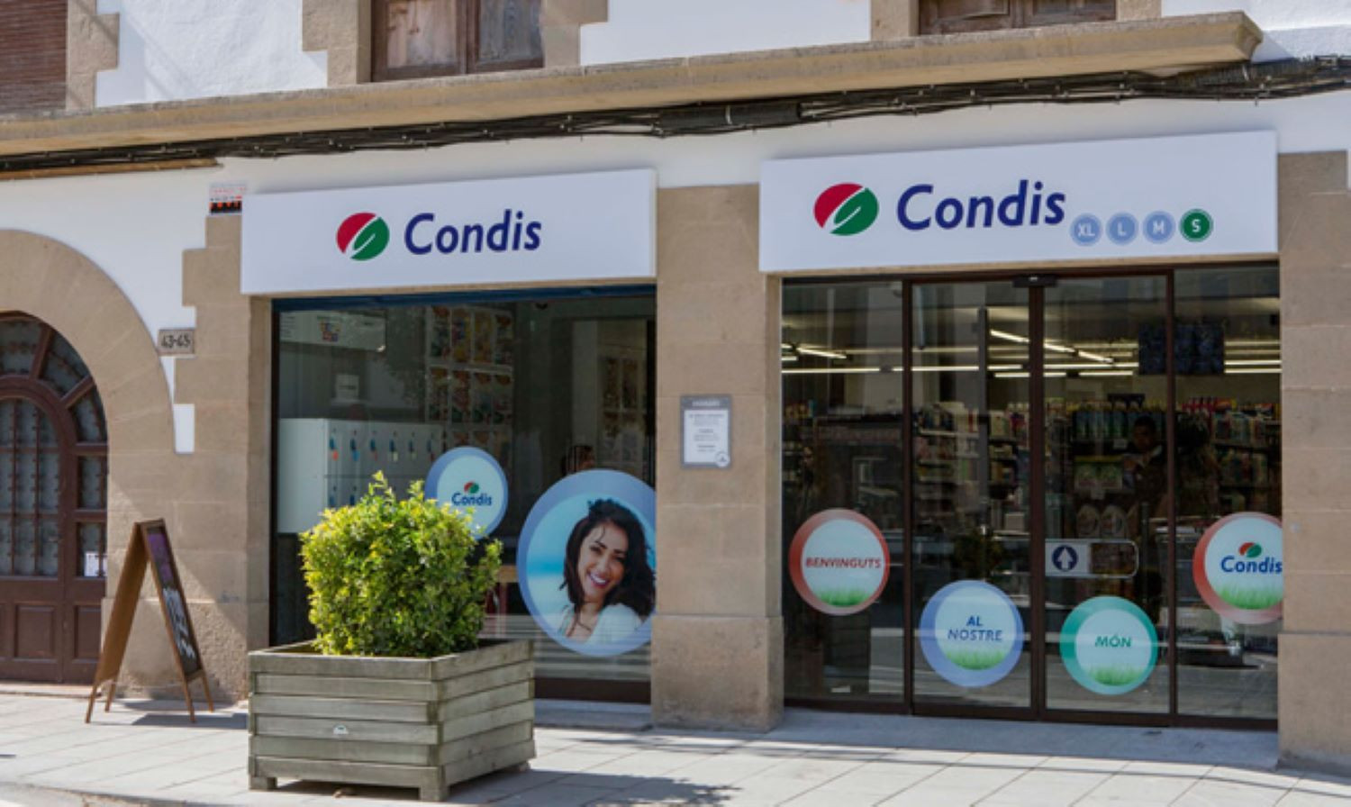 Exterior de un comercio de Condis / CONDIS