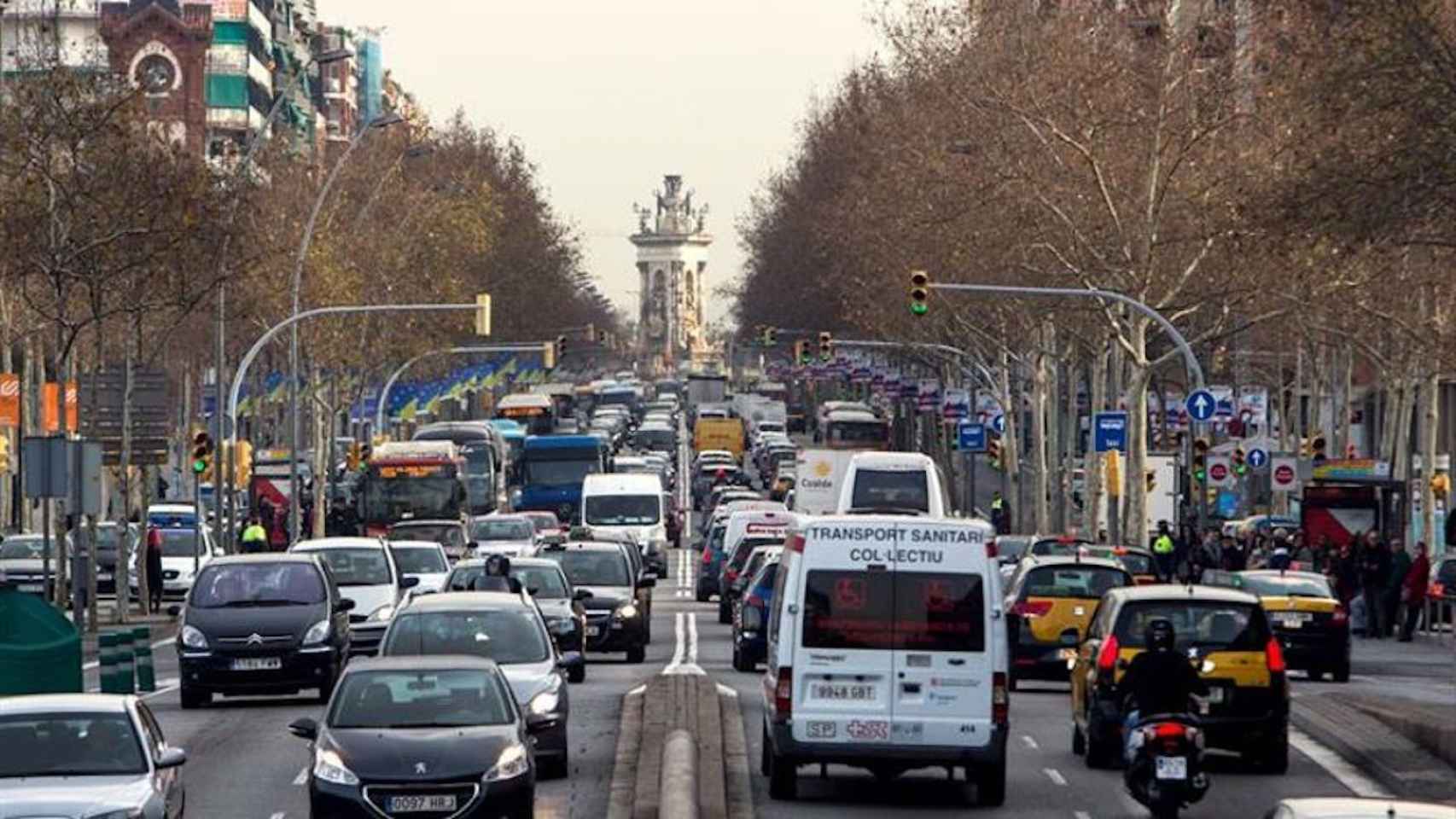 Coches circulando por la Gran Via de Barcelona en una imagen de archivo