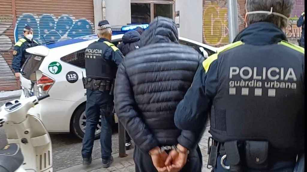 Detenidos en el punto de venta de drogas desmantelado en el Poble-sec / GUARDIA URBANA