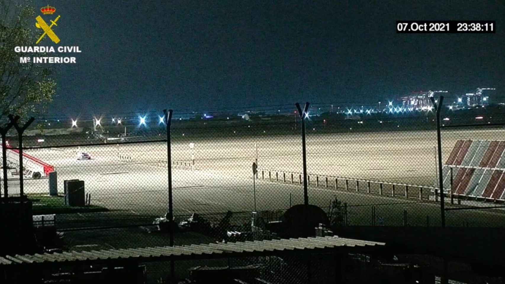 Una cámara de seguridad capta el momento en el que el trabajador roba cableado de cobre del aeropuerto de Barcelona / GUARDIA CIVIL