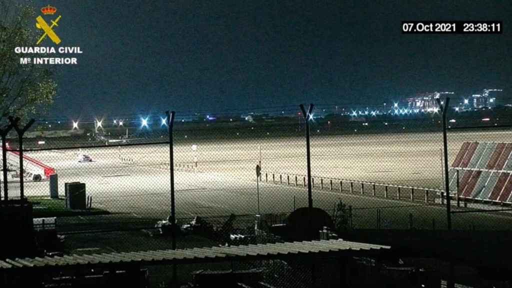 Una cámara de seguridad capta el momento en el que el trabajador roba cableado de cobre del aeropuerto de Barcelona / GUARDIA CIVIL