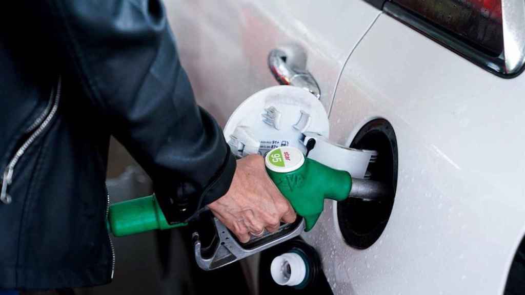 Un hombre repostando carburante en una gasolinera