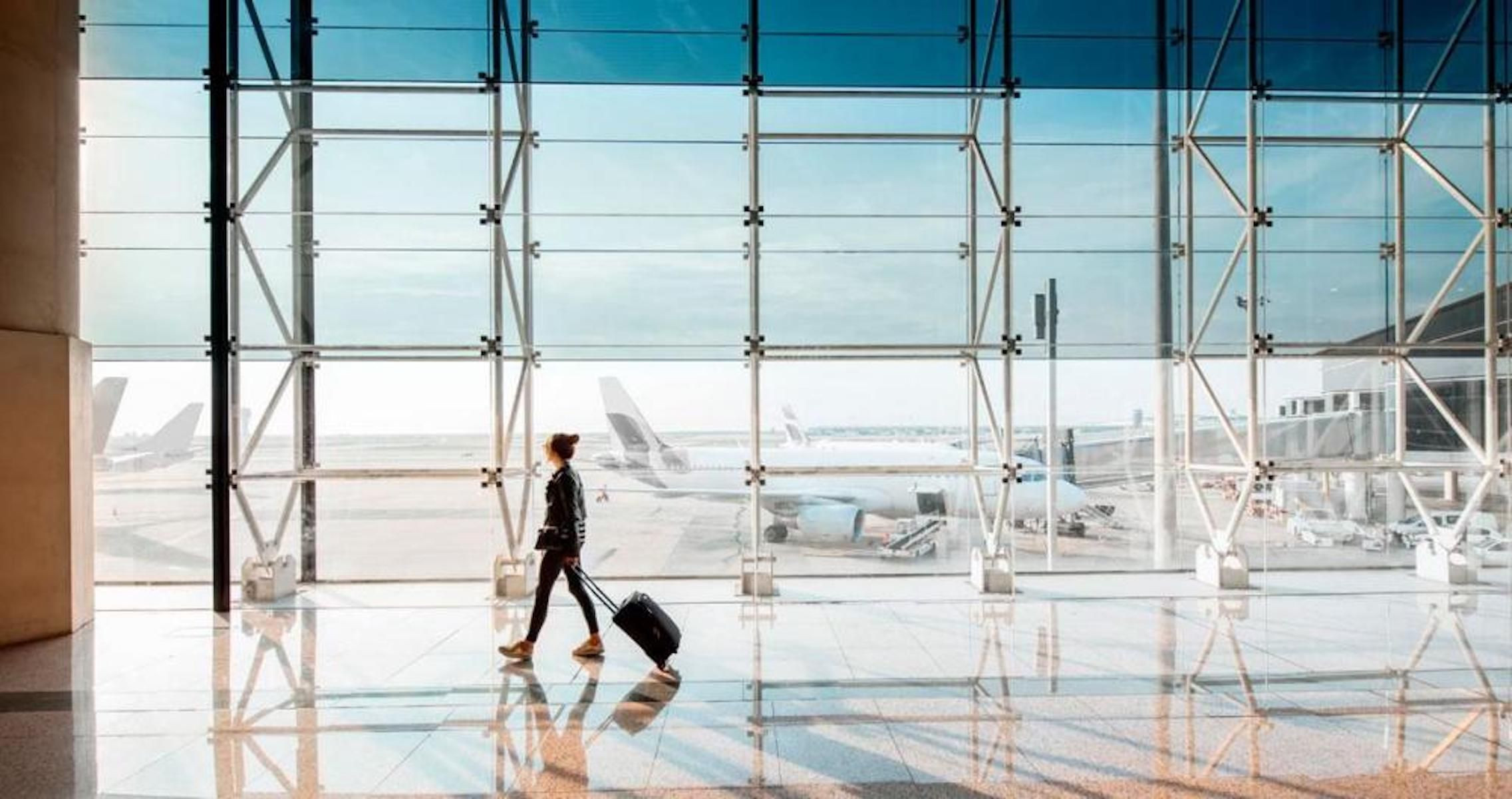 Un viajero en el aeropuerto Josep Tarradellas Barcelona-El Prat / EP