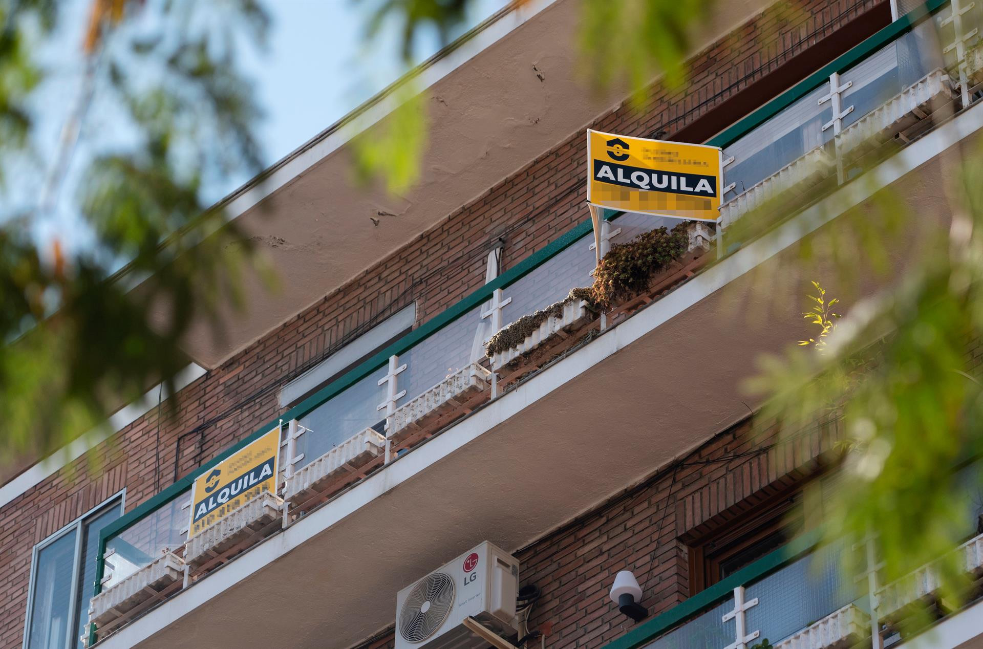 Cartel de alquiler en un edificio de la capital, en una imagen de archivo / EUROPA PRESS - Alberto Ortega