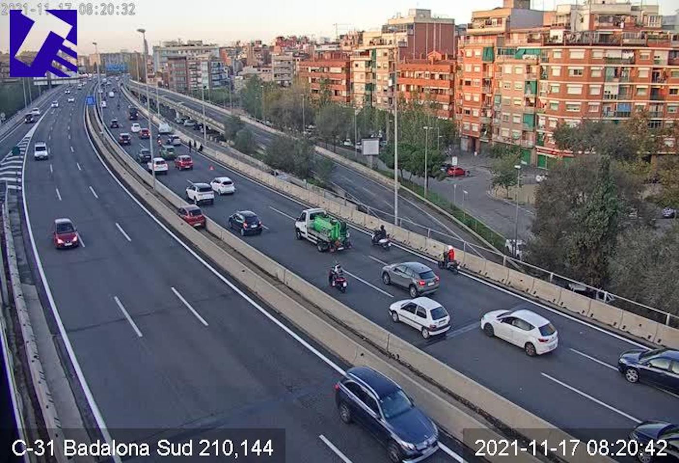 Vista general de la C-31, a la altura de Badalona, con el coche atrapado entre los muros de hormigón / TRÀNSIT