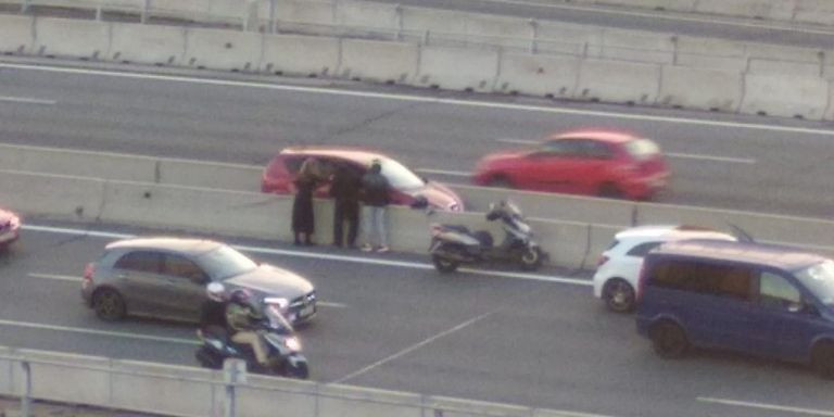 Coche atrapado entre los muros de hormigón a causa de un accidente / RRSS