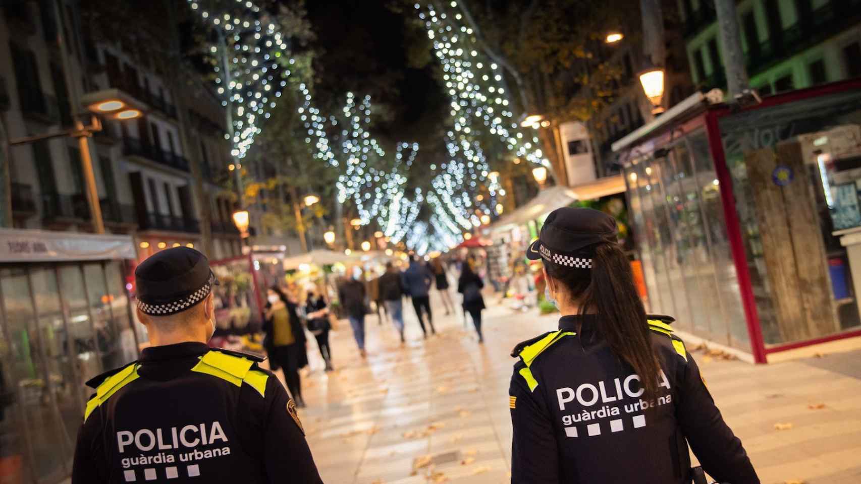 Agentes de la Guardia Urbana en la Rambla de Barcelona