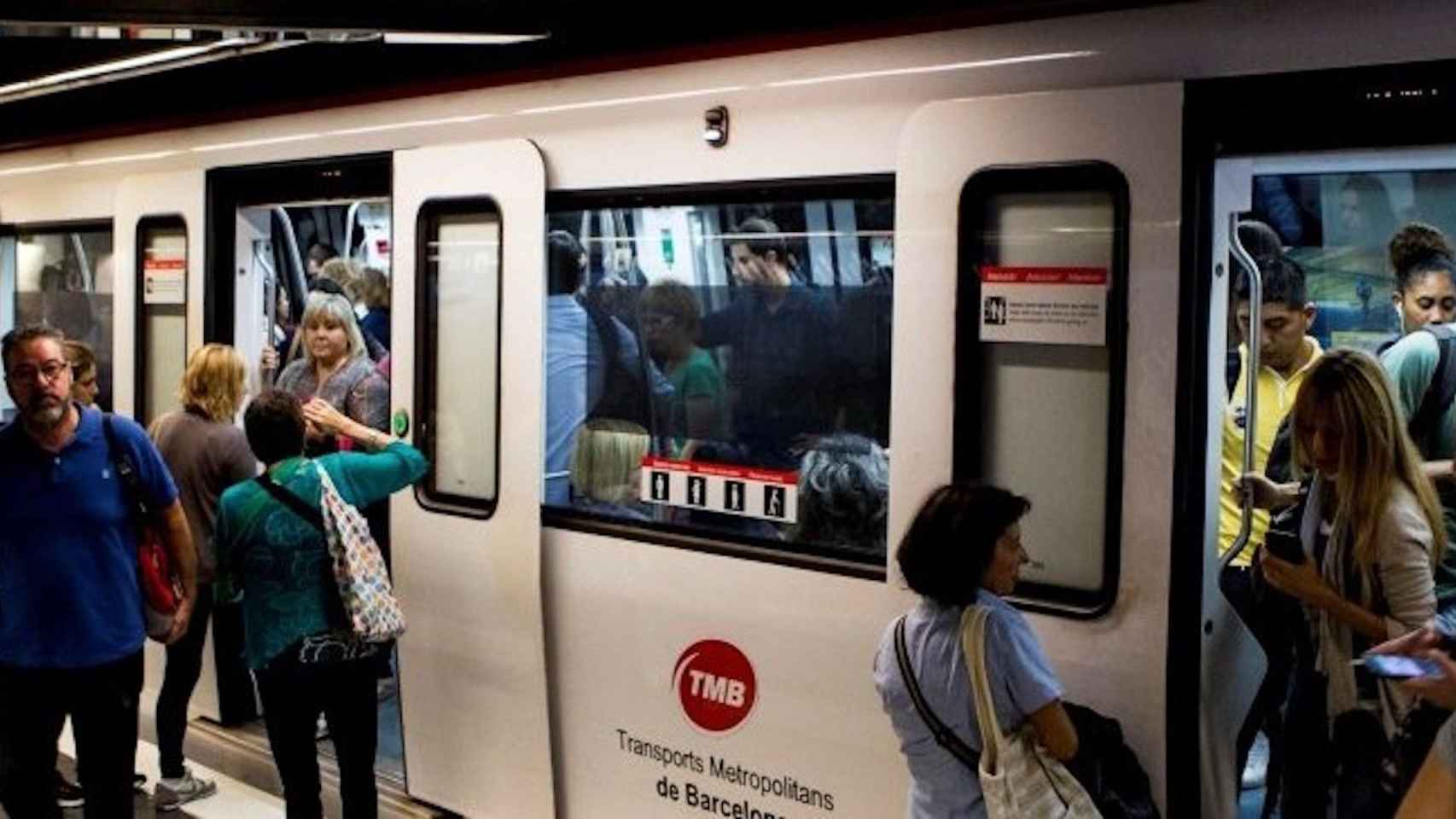 Pasajeros en el metro de Barcelona