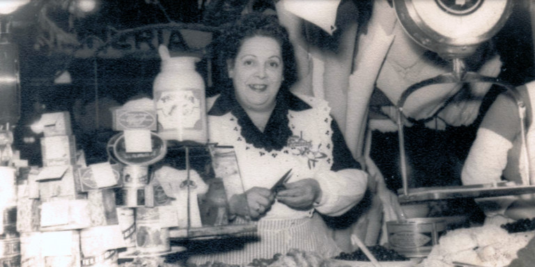 Familiar de la familia Graus, vendedores de aceitunas de la Boqueria / LA BOQUERIA