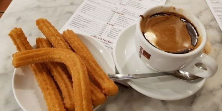 Ración de churros con chocolate en la churrería La Nena / METRÓPOLI