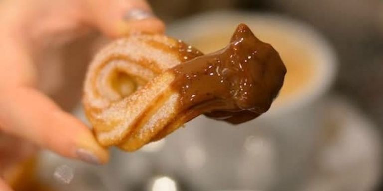 Churro de Petritxol Xocoa mojado en chocolate a la taza / INSTAGRAM