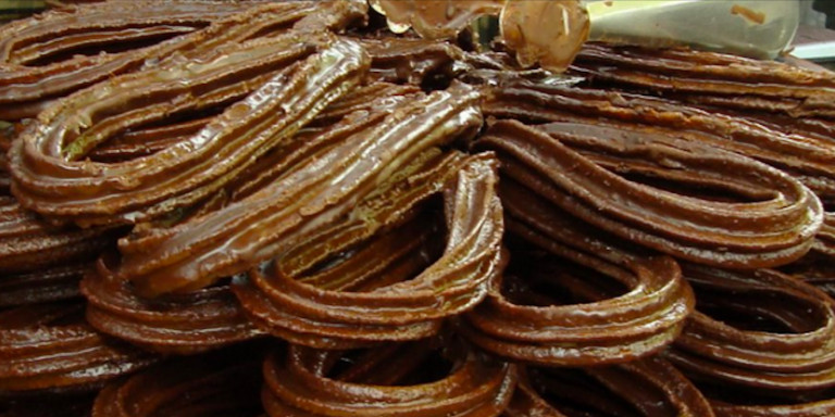 Churros bañados en chocolate negro, una especialidad de San Román / ARCHIVO