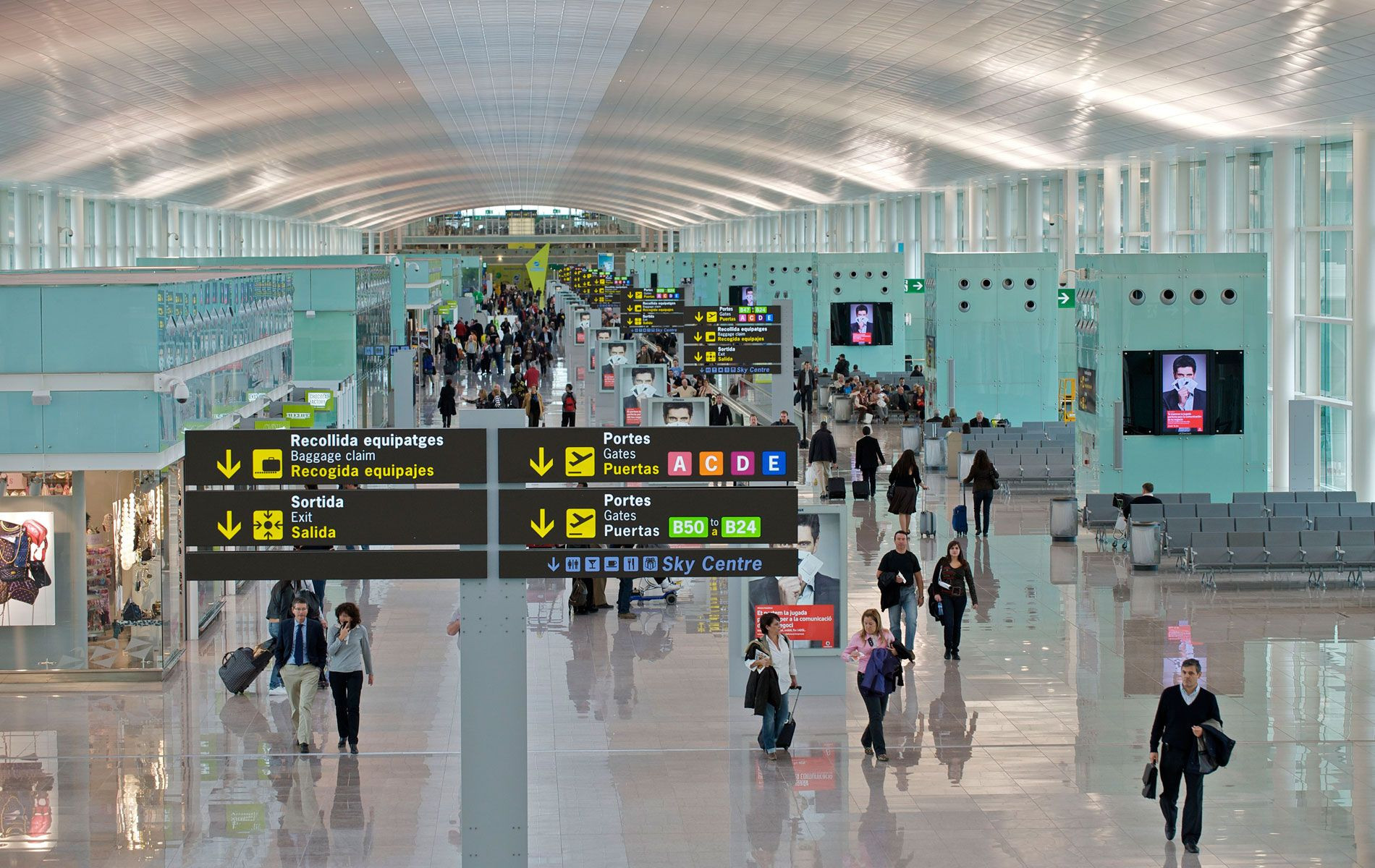 Pasajeros en el Aeropuerto de Barcelona-El Prat / EFE