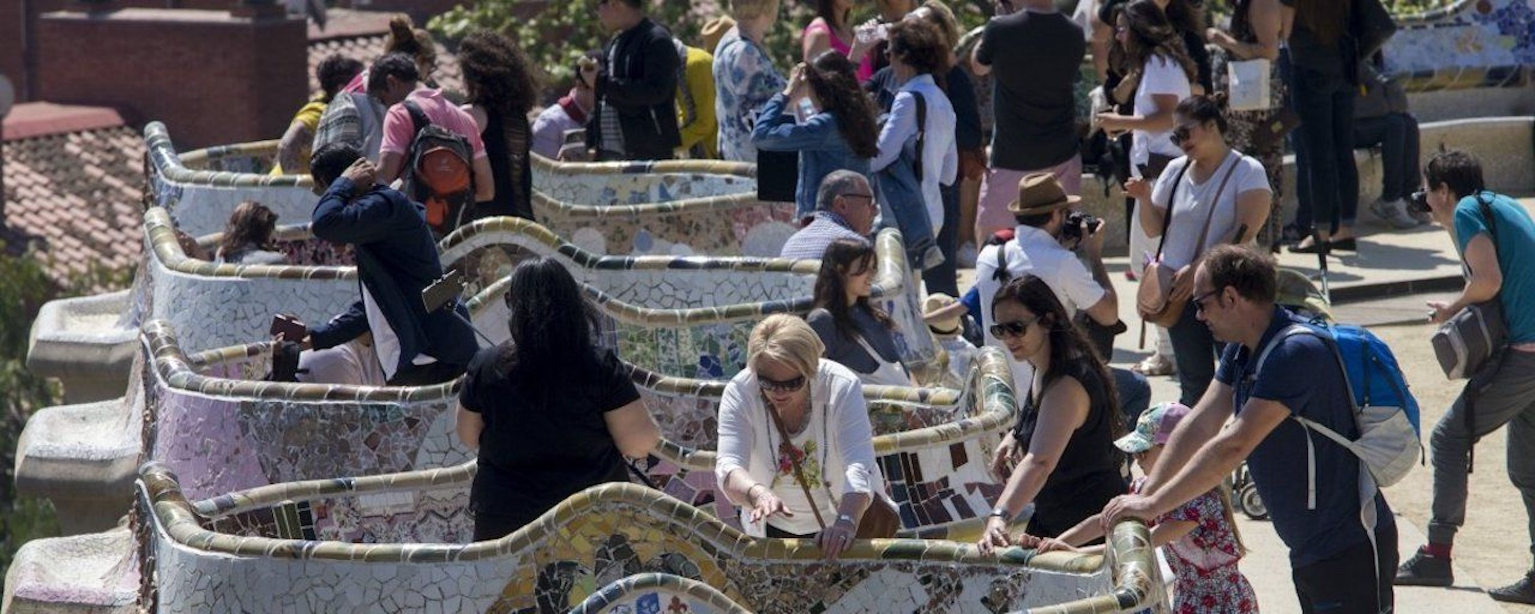 Visitantes en la plaza de la Natura del Park Güell / EFE - QUIQUE GARCÍA