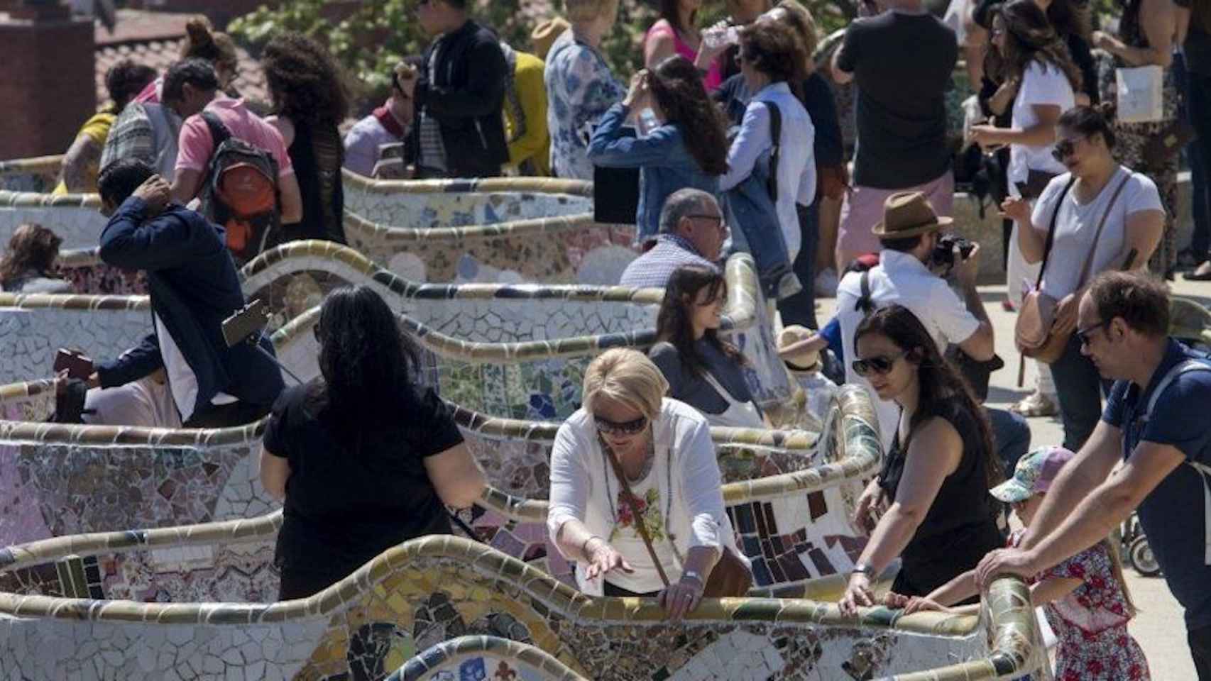 Visitantes en la plaza de la Natura del Park Güell / EFE - QUIQUE GARCÍA