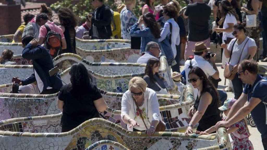 Visitantes en la plaza de la Natura del Park Güell