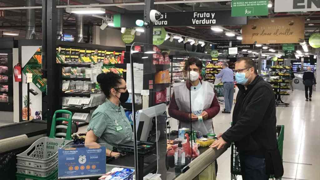 Una trabajadora con un cliente en Mercadona / MERCADONA