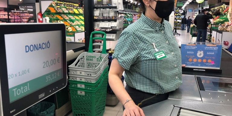 Donación del Gran Recapte de Alimentos en el supermercado Mercadona ubicado en Sants / MERCADONA