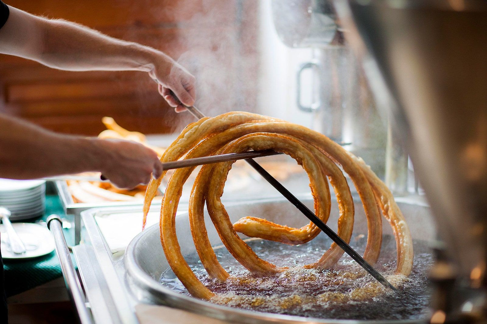 Un churrero haciendo churros en Barcelona / ARCHIVO