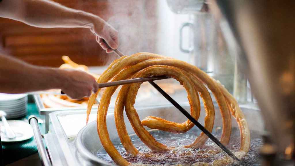 Un churrero haciendo churros en Barcelona / ARCHIVO