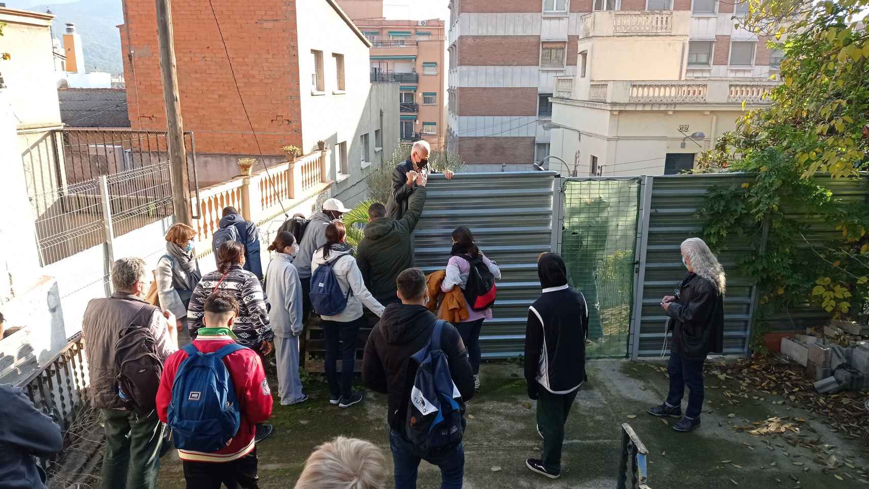 Usuarios de la R3 trepan para salir de la estación fantasma de Montcada i Reixac – Sant Joan / MAR CERCÓS - TWITTER