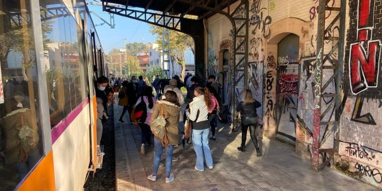 Pasajeros bajan al andén de la estación fantasma de Montcada i Reixac – Sant Joan / GALA GÓMEZ - TWITTER