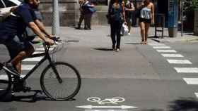 Ciclista en un carril bici de Barcelona / AJ BCN