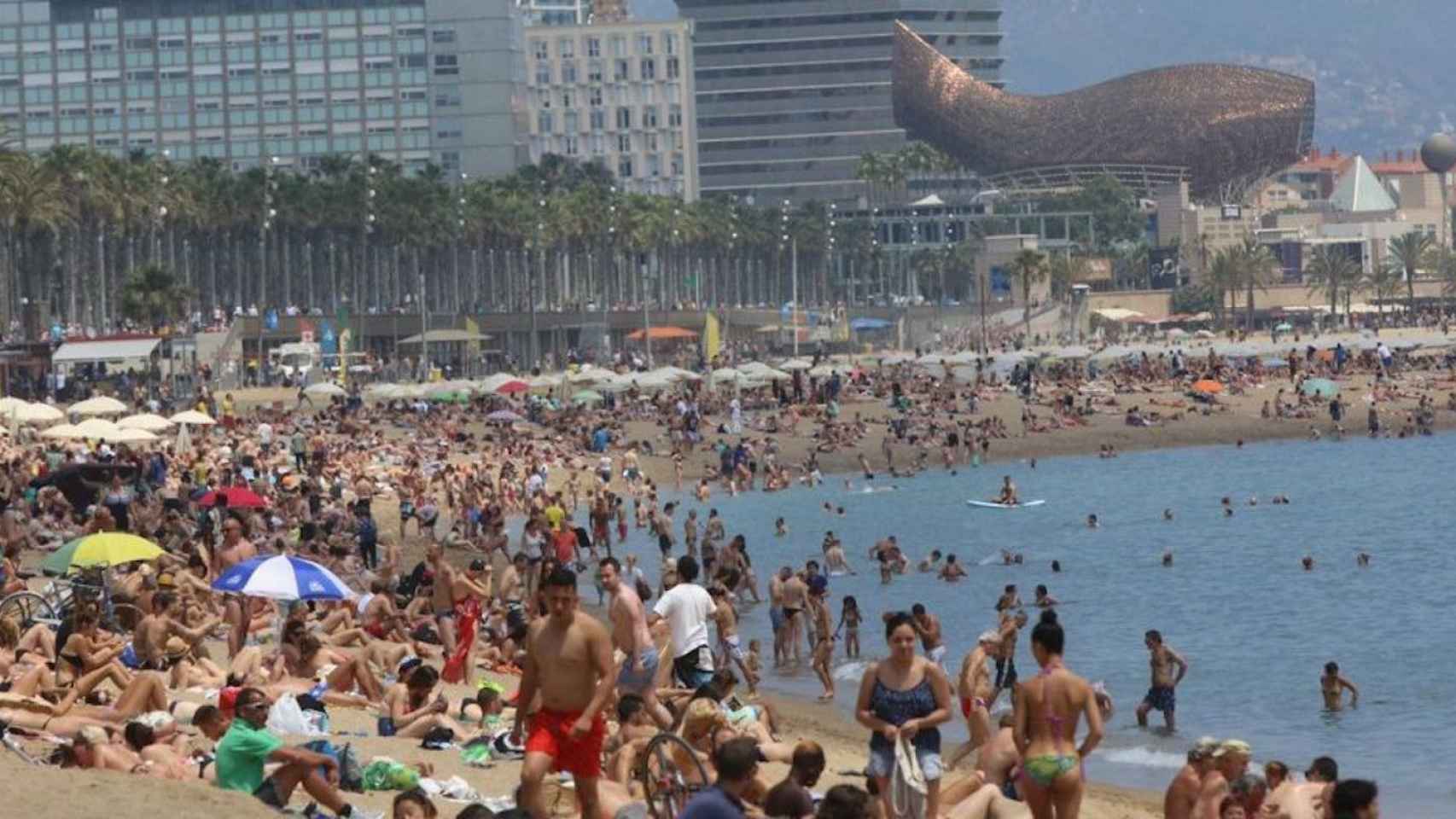 La playa de la Barceloneta, en una imagen de archivo / EFE