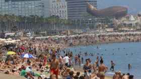 La playa de la Barceloneta, en una imagen de archivo / EFE