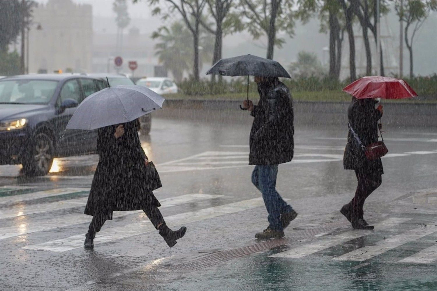 Peatones andan por la calle en un día de tormentas intensas / EUROPA PRESS