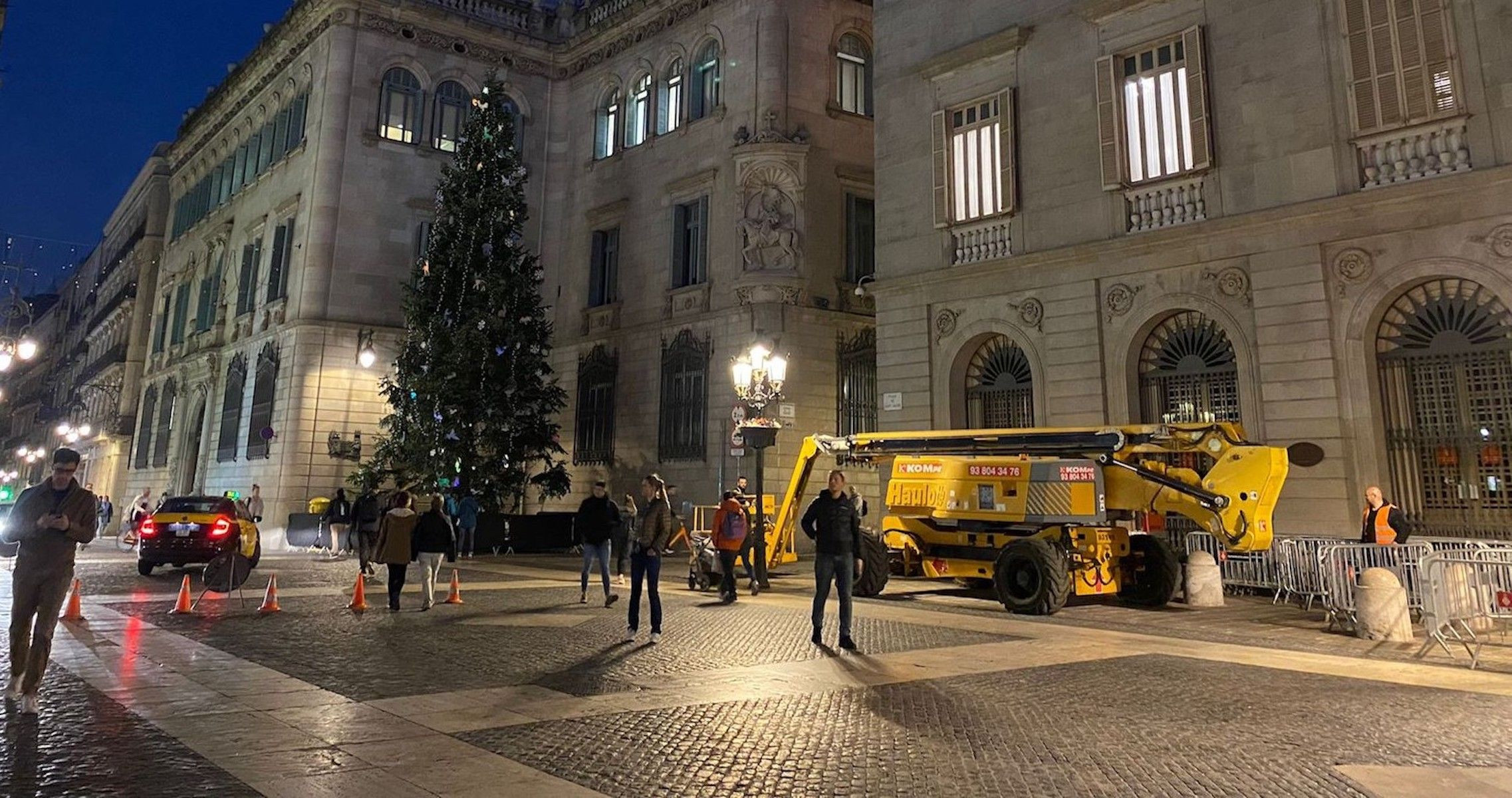 La plaza de Sant Jaume, con el árbol de Navidad pero sin el pesebre, este jueves / METRÓPOLI