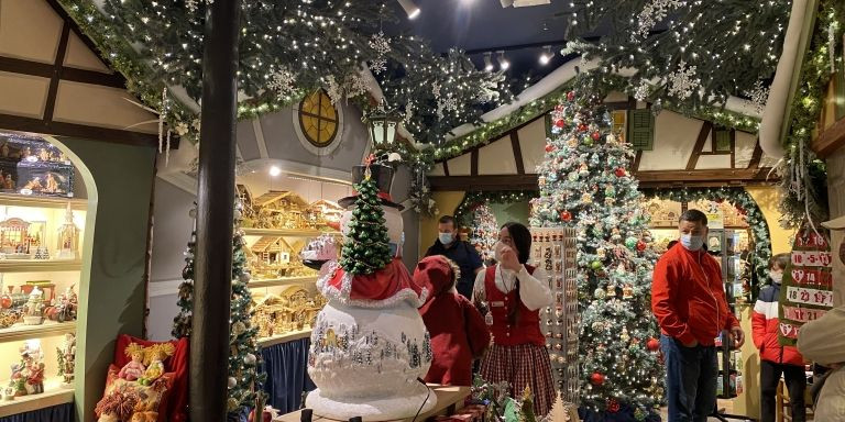 Interior de la mayor tienda de Navidad en Barcelona / METRÓPOLI