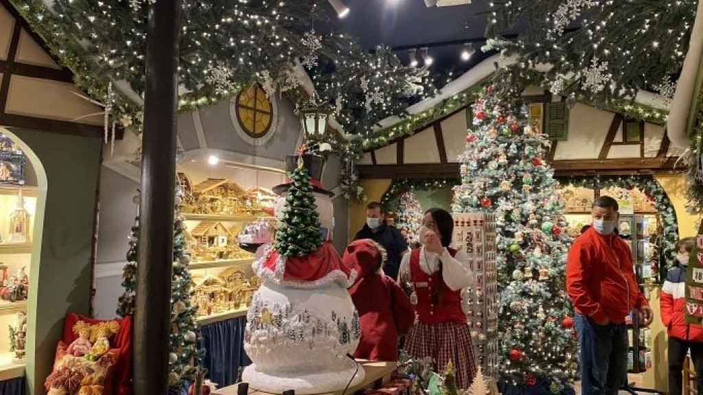 Interior de la mayor tienda de Navidad en Barcelona