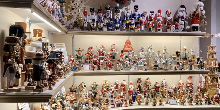Distintas figuras en la mejor tienda de Navidad de Barcelona / METRÓPOLI