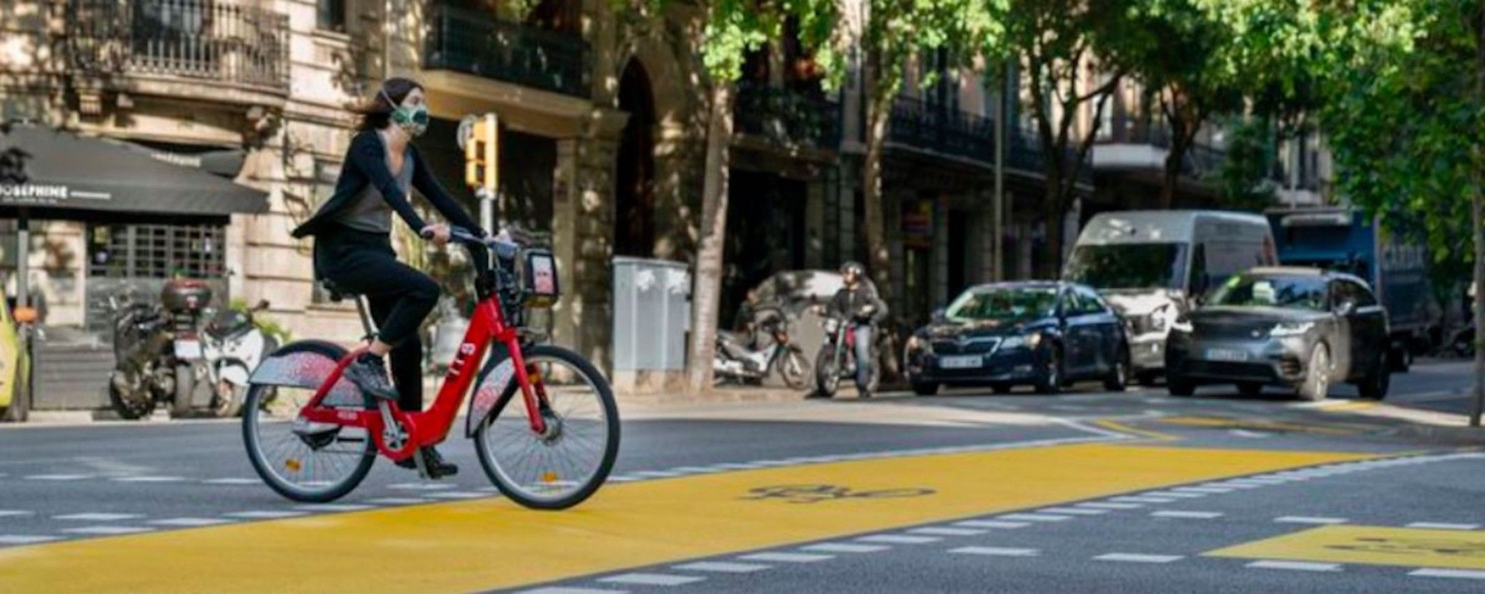 Una usuaria del Bicing en una calle de Barcelona / AYUNTAMIENTO DE BARCELONA